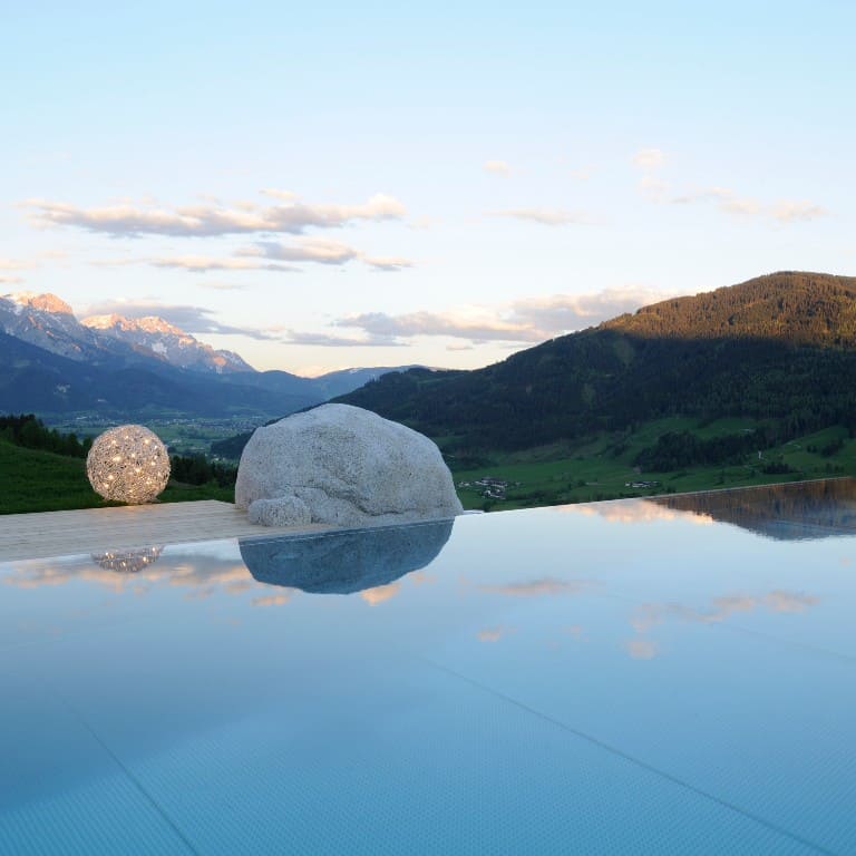 Bogner_Pool_Abend Willy Bogner Chalet Priesteregg Leogang Abend Sonnenuntergang