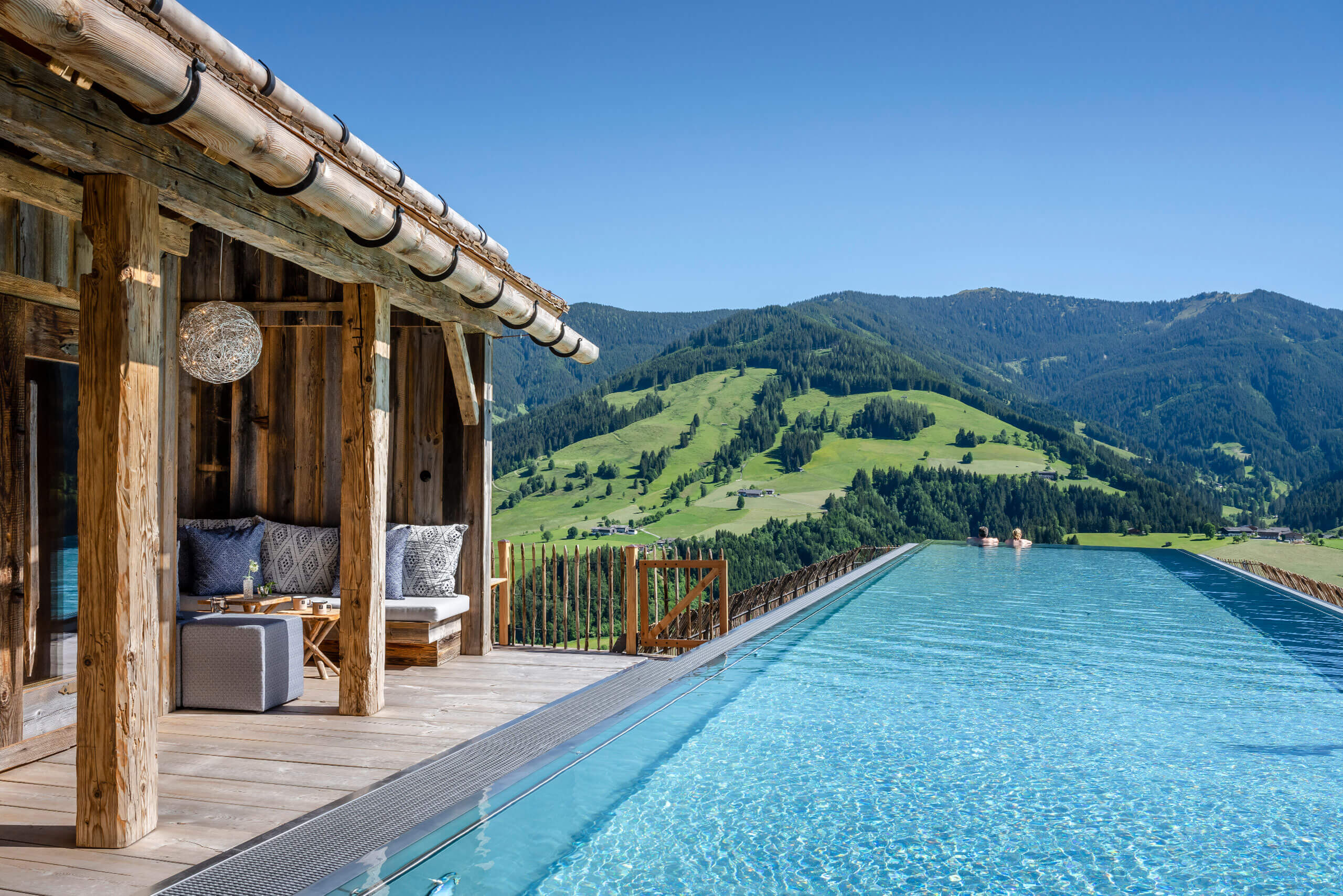 Schwimmbecken mit Panoramablick im Spabereich Hotel Chalet Leogang Bergurlaub