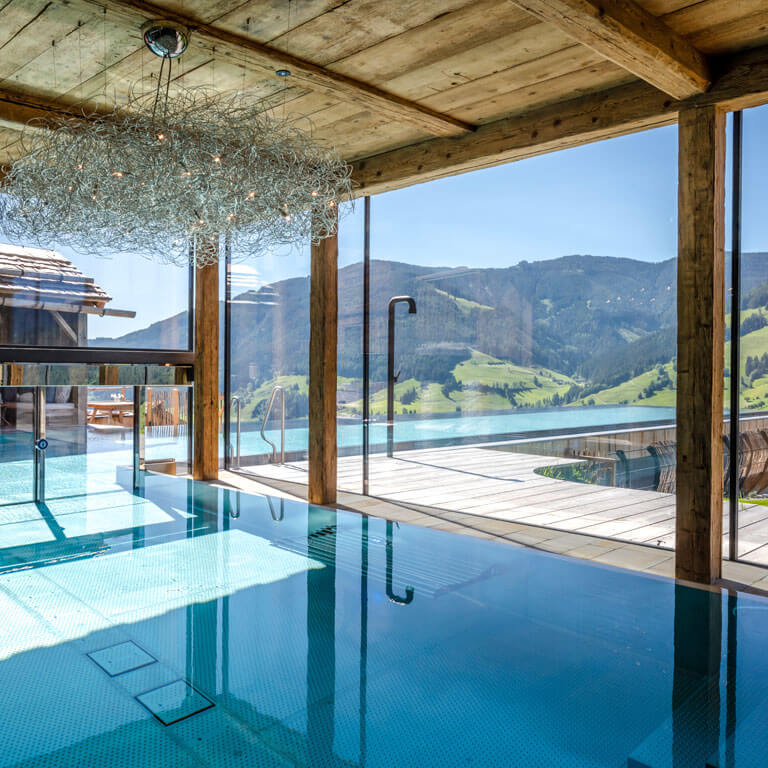 Beheizter swimmingpool im Spa Bereich der Alen Chalets udn Berg-Huetten in