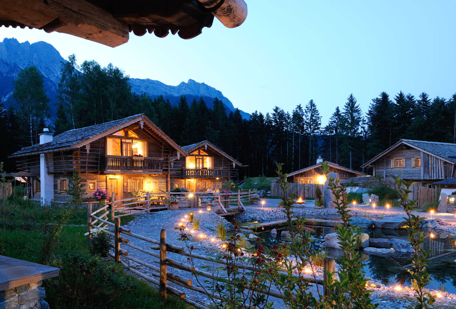 Abendstimmung in den Bergen im Chaletdorf | PRIESTEREGG Premium ECO Resort Bergdorf am Abend in den Alpen Österreichs