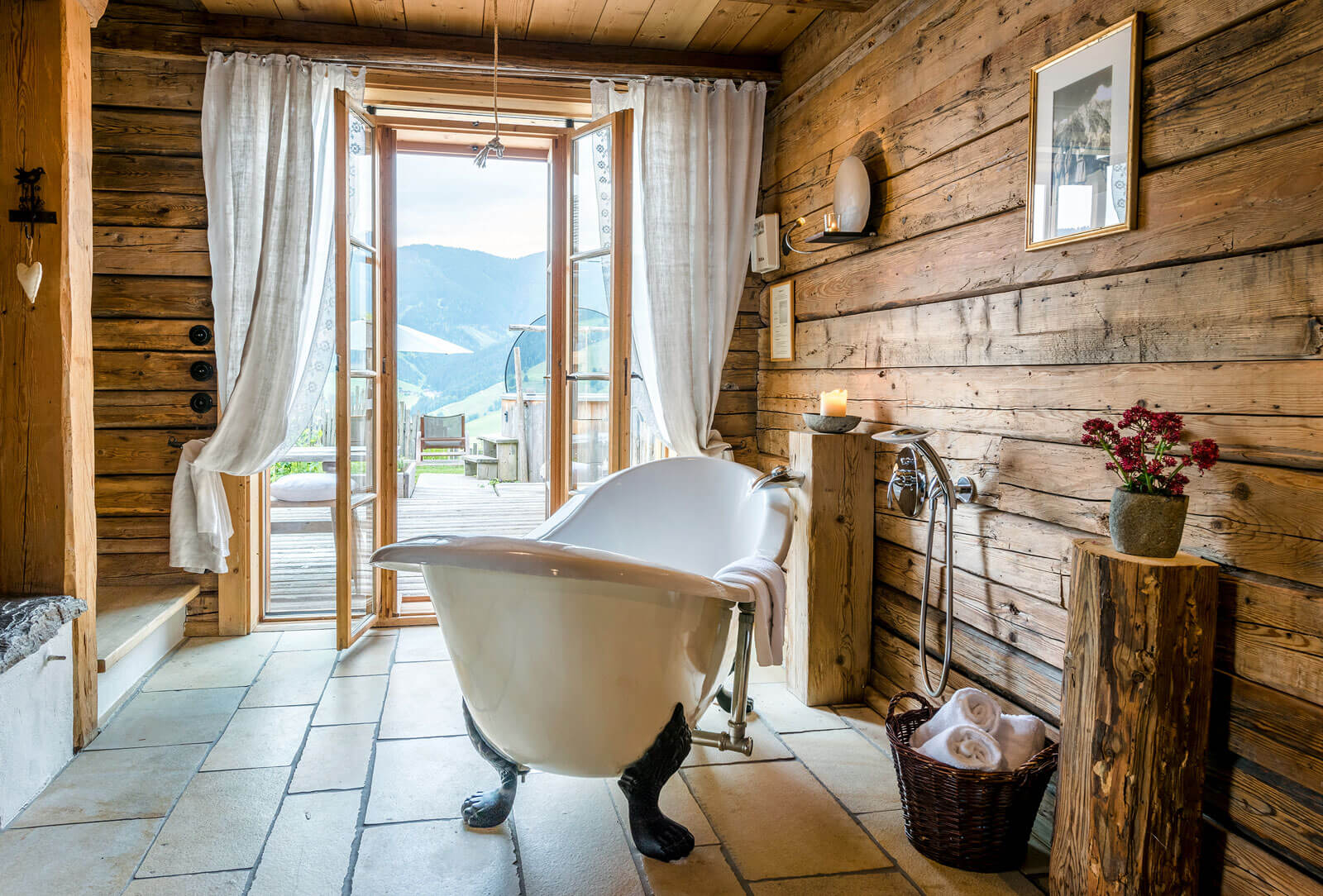 chalet-leogang-badewanne-bergblick