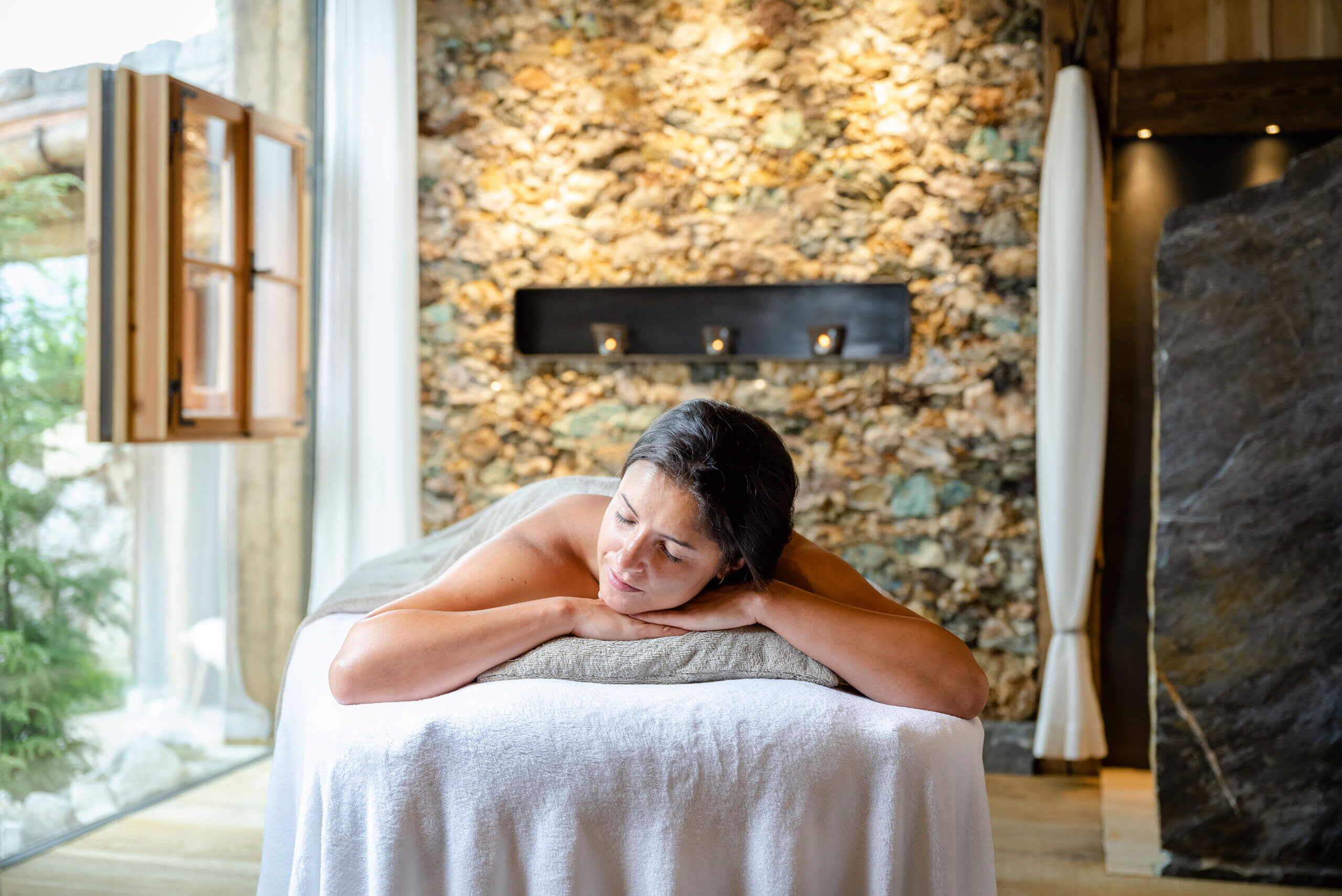 bergdorf priesteregg wellness spa yoga ganzjahriger infinity pool massagen