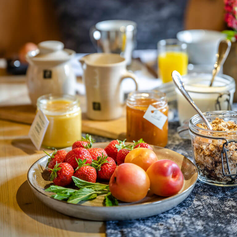 Erdbeeren obst fruehstueck marmelade honig regional speisen urlaub