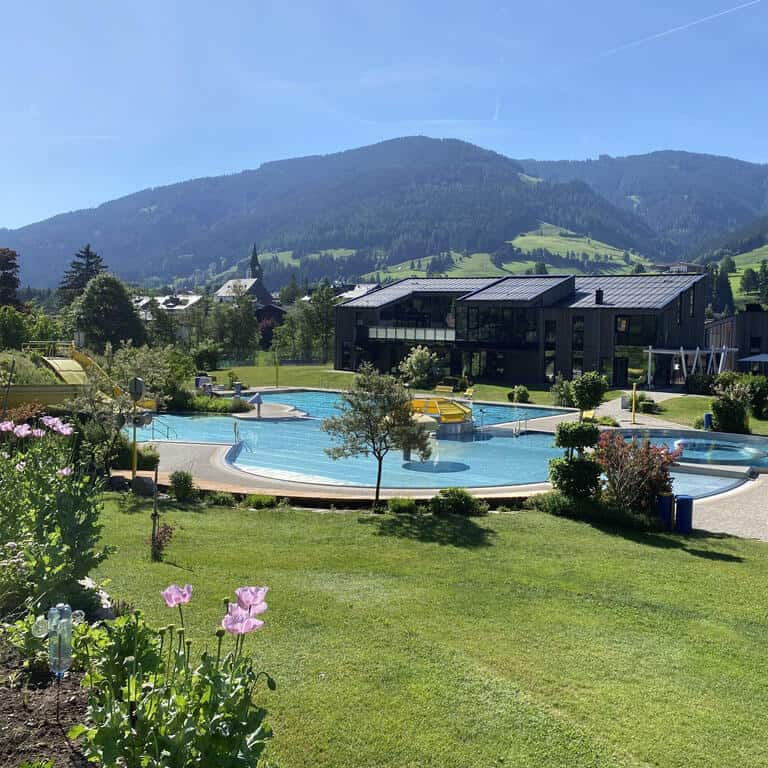 bergdorf luxus chalet aktiv natur ferien urlaub sommer freibad schwimmbad rutsche
