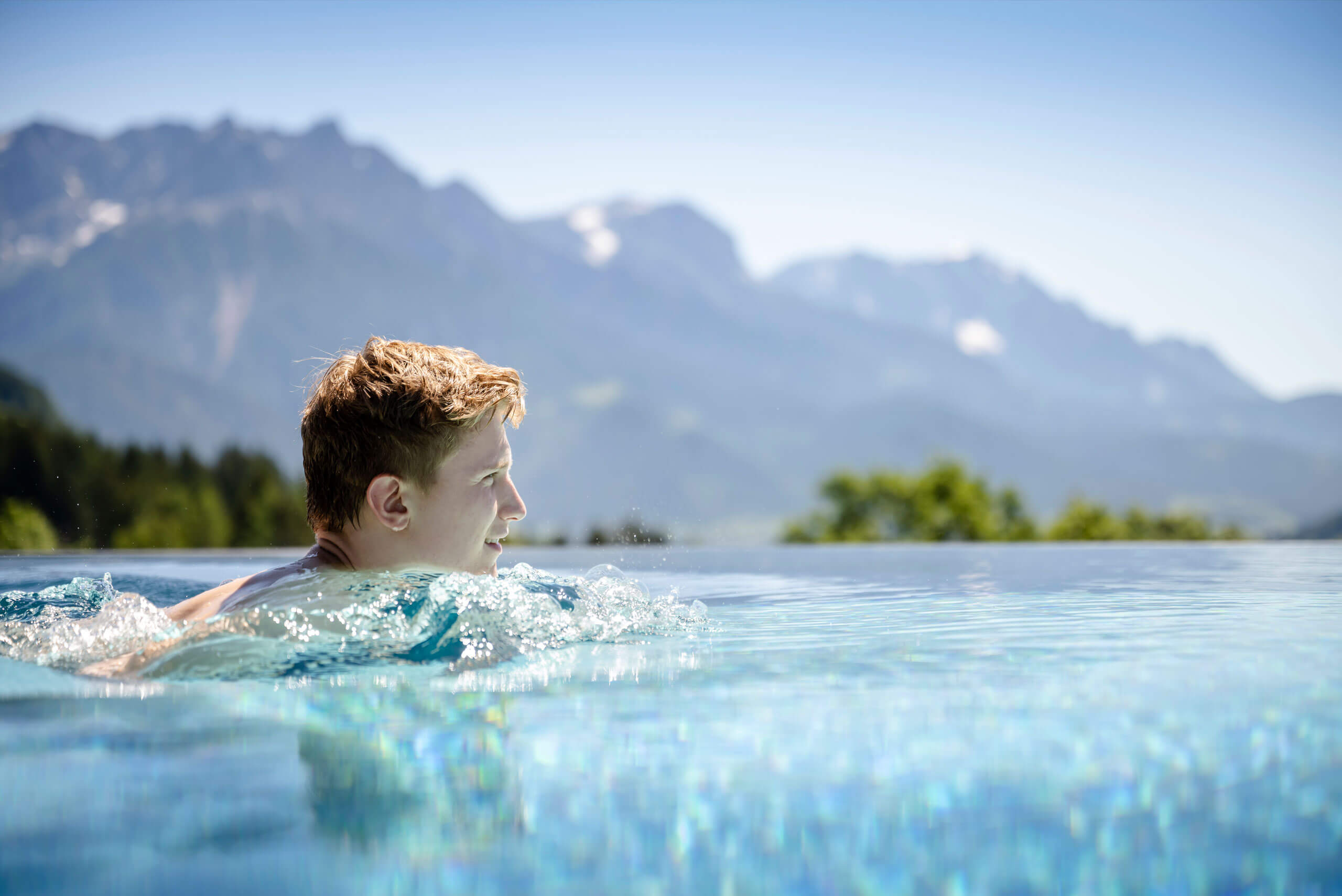 Wasserspaß im Infinitypool mit Panoramablick im Bergdorf PRIESTEREGG zwischen Salzburg und Kitzbühel