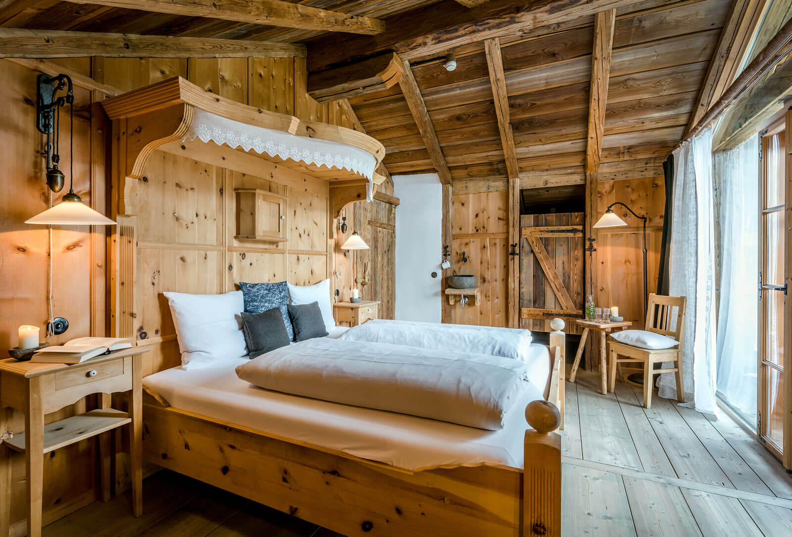 priesteregg-uebernachtung-chaletdorf-zirbenholz-schlafzimmer