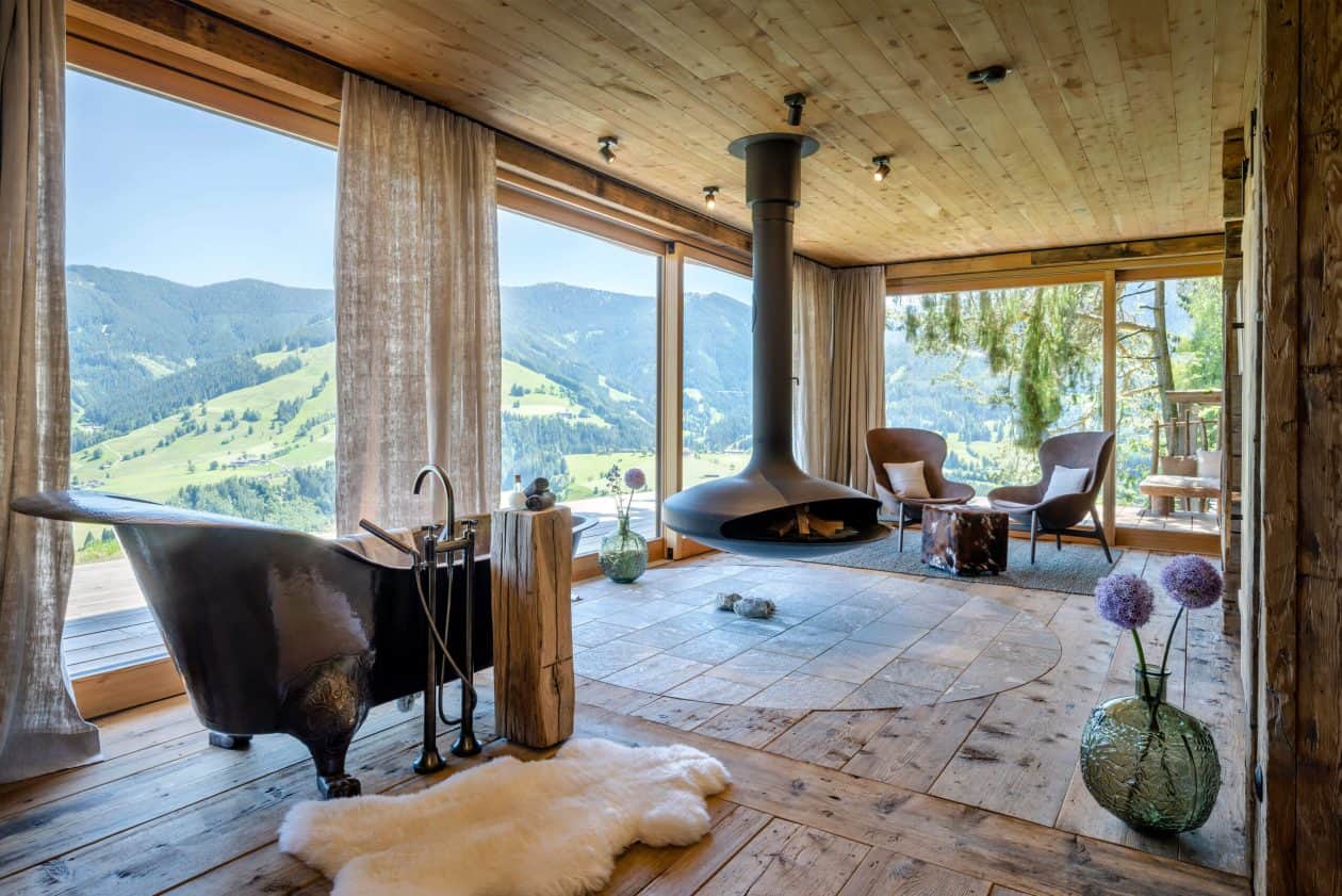 freistehende badewanne gyrofokus kamin retro schöner wohnen chalet ferienhaus dekoration