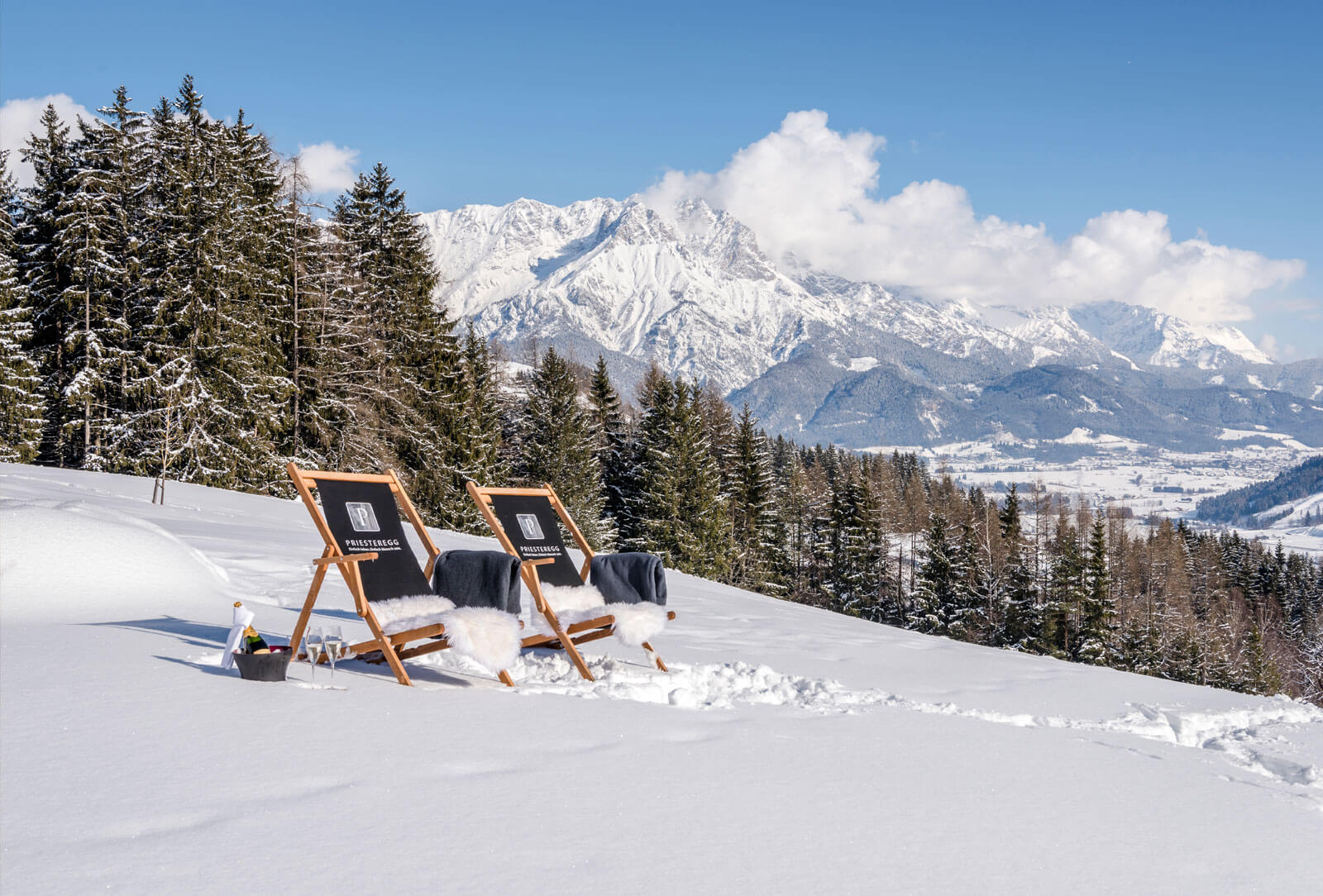 Winterurlaub mit Panoramabergblick | PRIESTEREGG Premium ECO Resort Entspannung im Schnee mit Fernblick auf die Berge im Salzburger Land