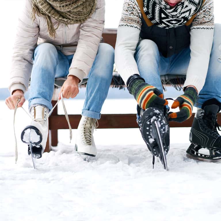 Auf die Kufen, fertig los! | Eislaufen im Winterurlaub im PRIESTEREGG eislauf winter sport urlaub schnee berge hotel chalet österreich leogang