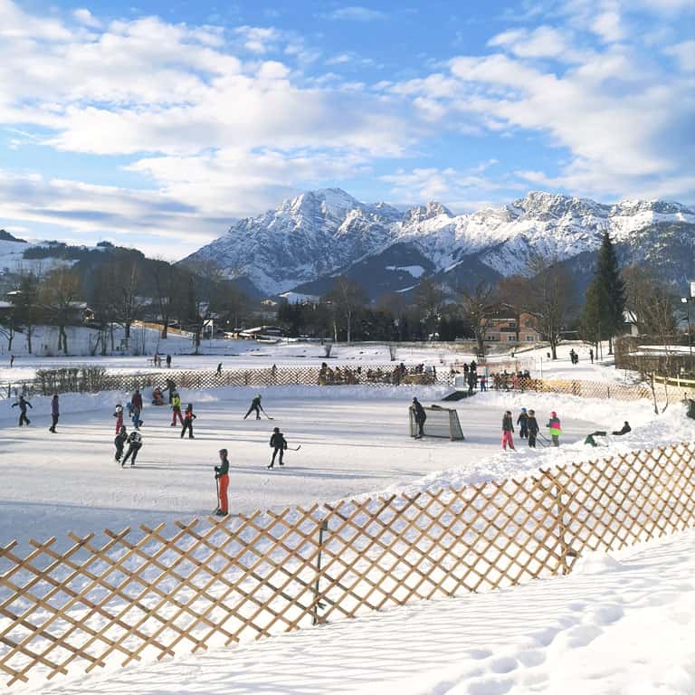 Eislaufen auf dem Ritzensee in Saalfelden | Chaleturlaub im PRIESTEREGG Schlittschuh Berge winter schnee hütteurlaub almhuette berge ski