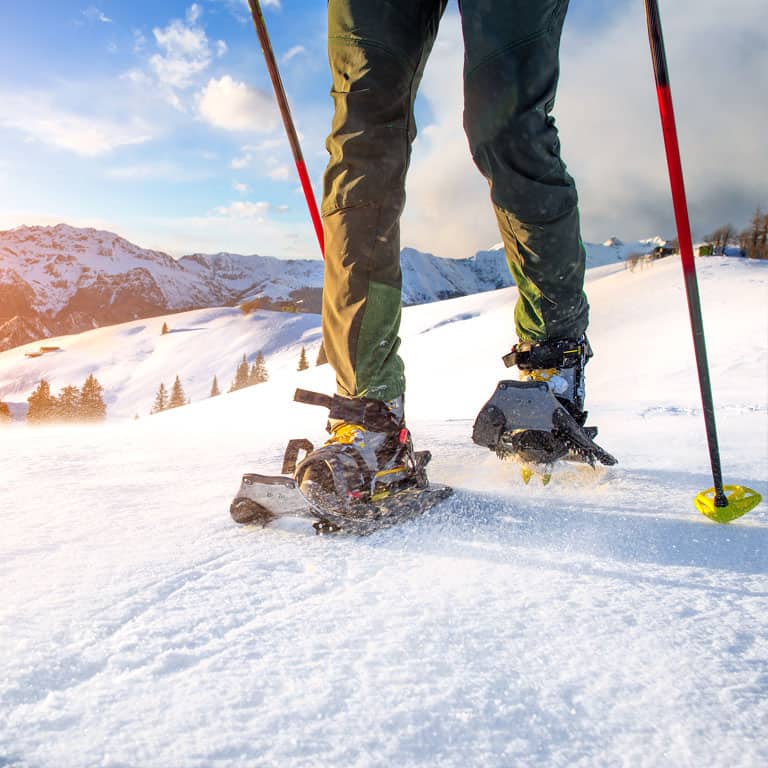 Auf den Schneeschuhen durch die Winterlandschaft wandern | Chaleturlaub im PRIESTREEGG in Leogang wandern schnee winter uralub reise hütte berge chalet luxus schneeschuh
