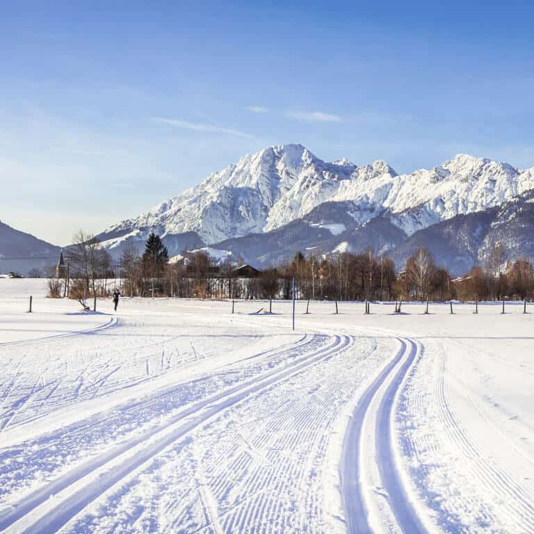 Endlose Loipen durch die Schneelandschaft Leogangs | Langlauf im Chaletdorf PRIESTEREGG Wintersport Urlaub Luxus Berghütten Chalet Aktiv